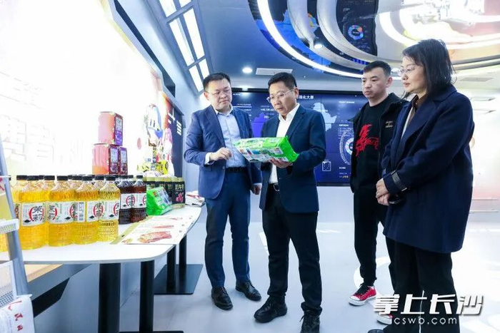 陈博彰在湖南鸣鸣很忙商业连锁股份有限公司走访调研。