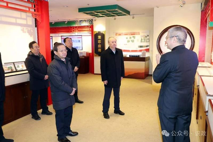 察看龙芯中科创新成果展示