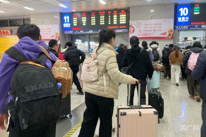 福州南站，旅客正在候车（央广网记者  龚雯  摄）