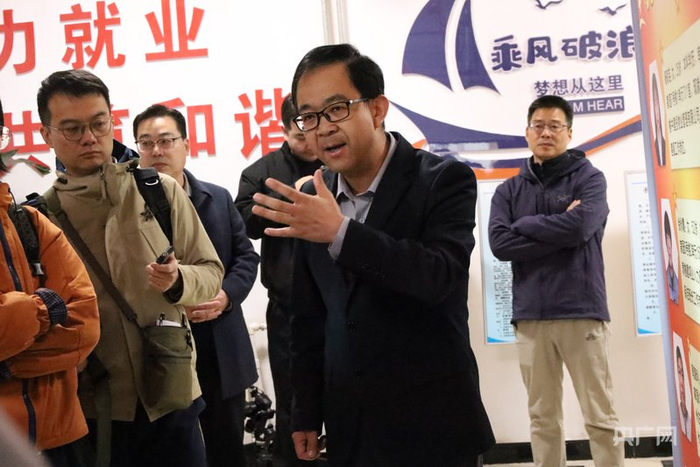 榆中县就业服务中心副主任王成正在向记者介绍全县就业情况（央广网记者  魏晋雪  摄）