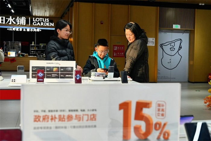 2月17日，消费者在廊坊云锦广场选购手机。