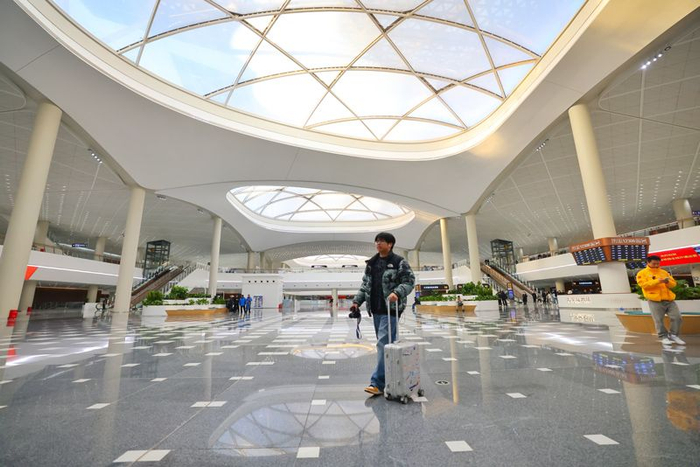 北京通州站候车大厅。新京报记者 王贵彬 摄