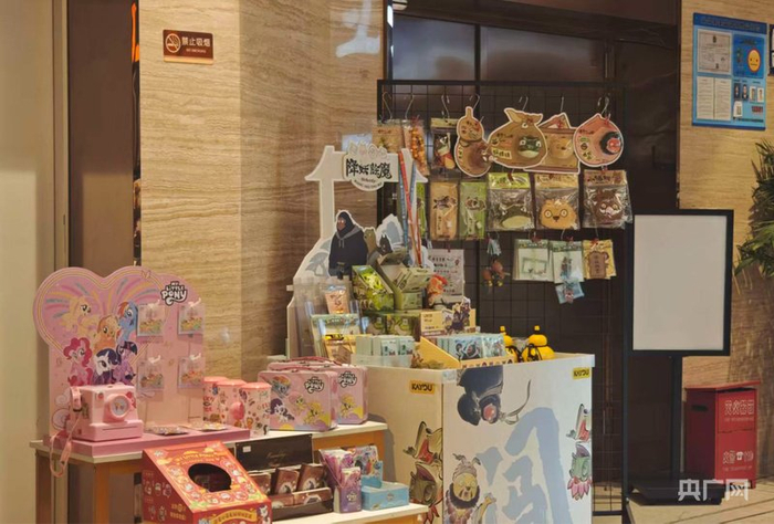 影院陈列的电影IP周边受观众喜爱(央广网记者 林馥榆 摄)