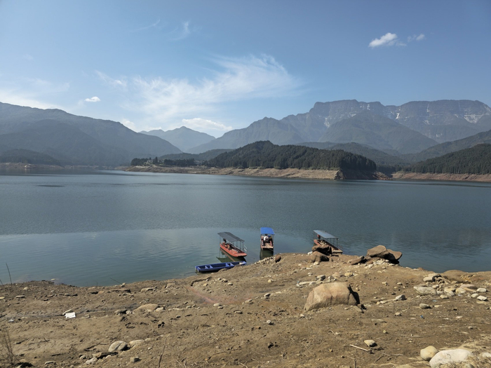 停靠在岸边的村民自用船。