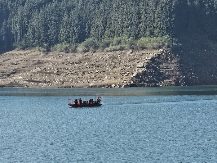 村民自用船在眉山市洪雅县雅女湖湖面行驶。