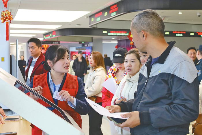 2月24日，市政务服务中心大厅内人头攒动，工作人员主动迎上前，为络绎不绝的办事群众提供咨询与帮办服务。李胜利摄