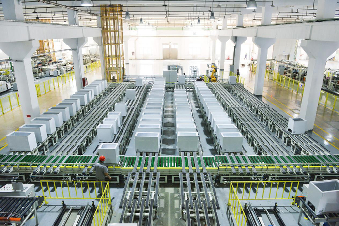 （图为澳柯玛智能化箱体生产线）