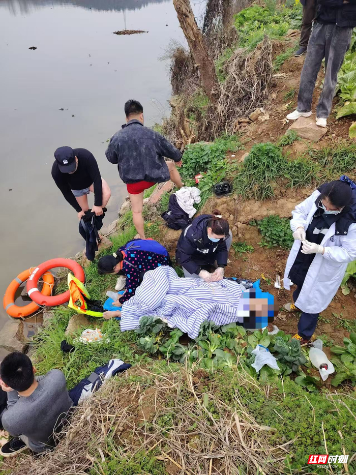 许达和热心市民将落水者移交给现场的派出所民警和医护人员。