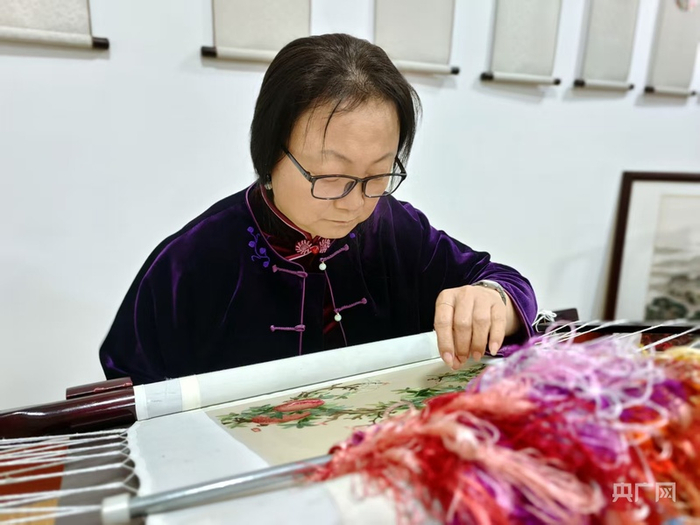 牛玉叶正在刺绣（央广网发  赵晓宇摄）