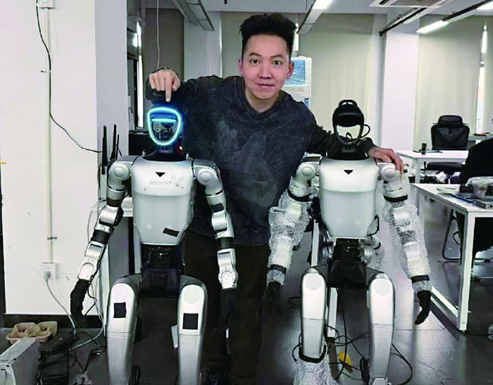     汪起正与参与表演的机器人合影    受访者供图