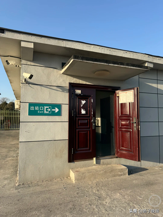 蒲城站的出站口。受访者供图