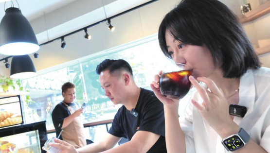 刘俣佳（右）与刘海峰在新加坡街头探索咖啡店。 本报记者 字剑飞 摄