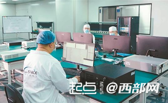 中科西光航天卫星调试中心工作人员在岗位上