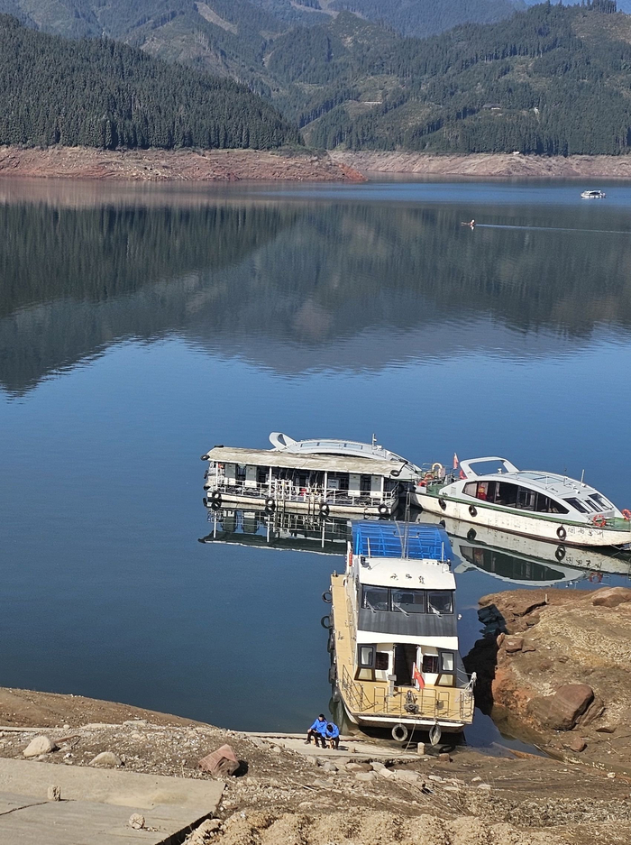 瓦屋山雅女湖官方游船。