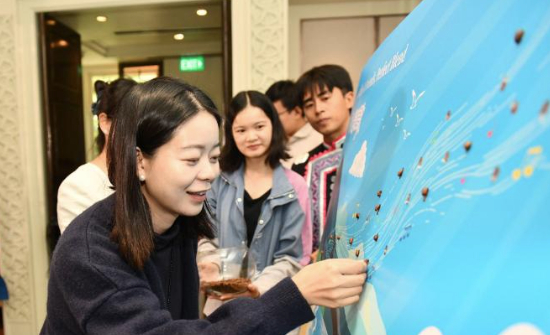 现场嘉宾用咖啡豆完成主题共创作品。 主办方供图