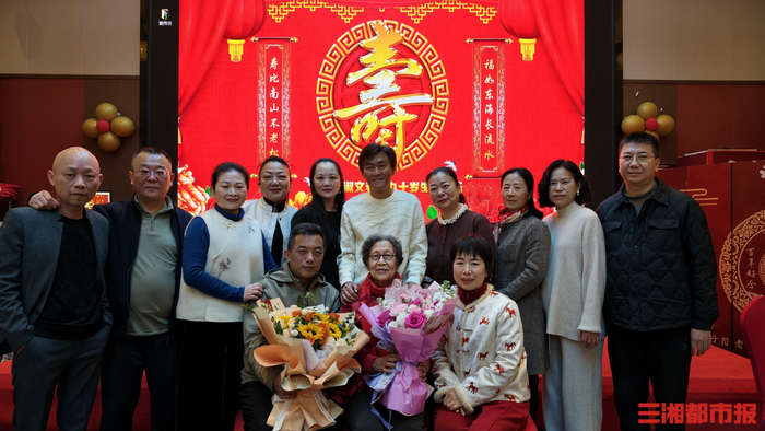 同学们与90岁的恩师刘淑文（前排中）合影。受访者供图​