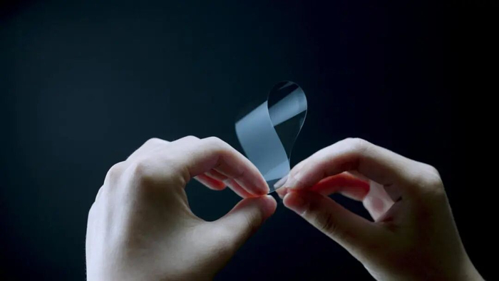 中研院自主研发的30微米超薄柔性玻璃。蚌埠市委宣传部供图