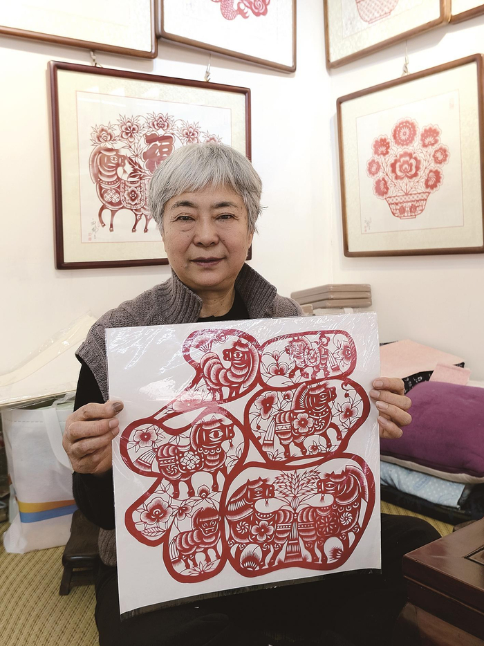 刘静兰剪纸作品。