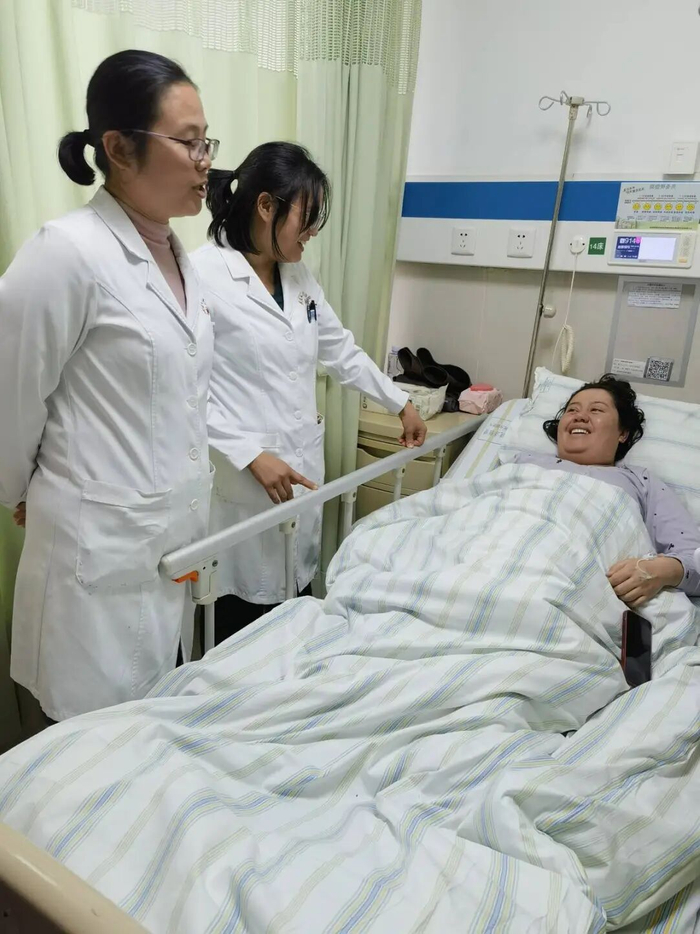 医护团队为迪丽查房。(受访单位供图)