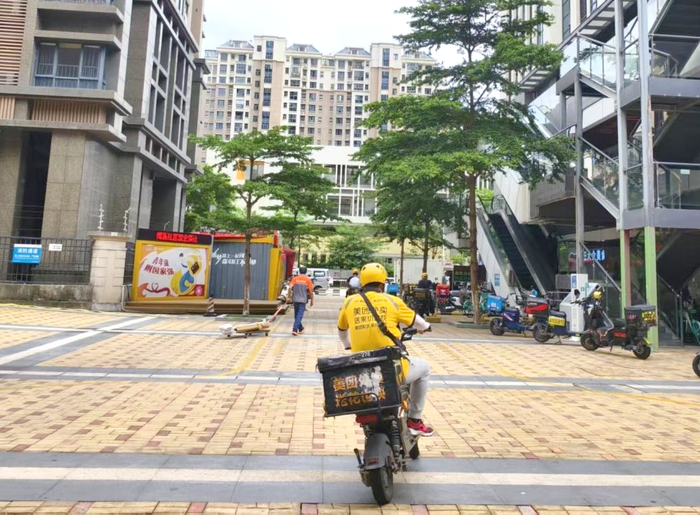 美团骑手送餐中。杨惜兴/摄