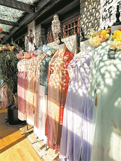和光书店内陈列的汉服。受访者供图