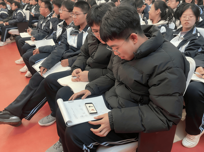 【图为衡水中学学生使用有道AI答疑笔】