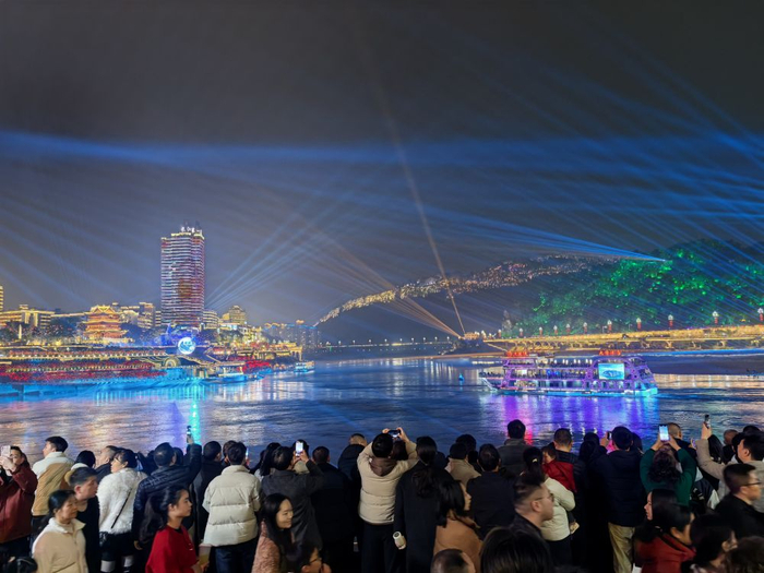 2月17日，游客在宜宾三江汇合处欣赏夜景。新华社记者俞懋峰 摄