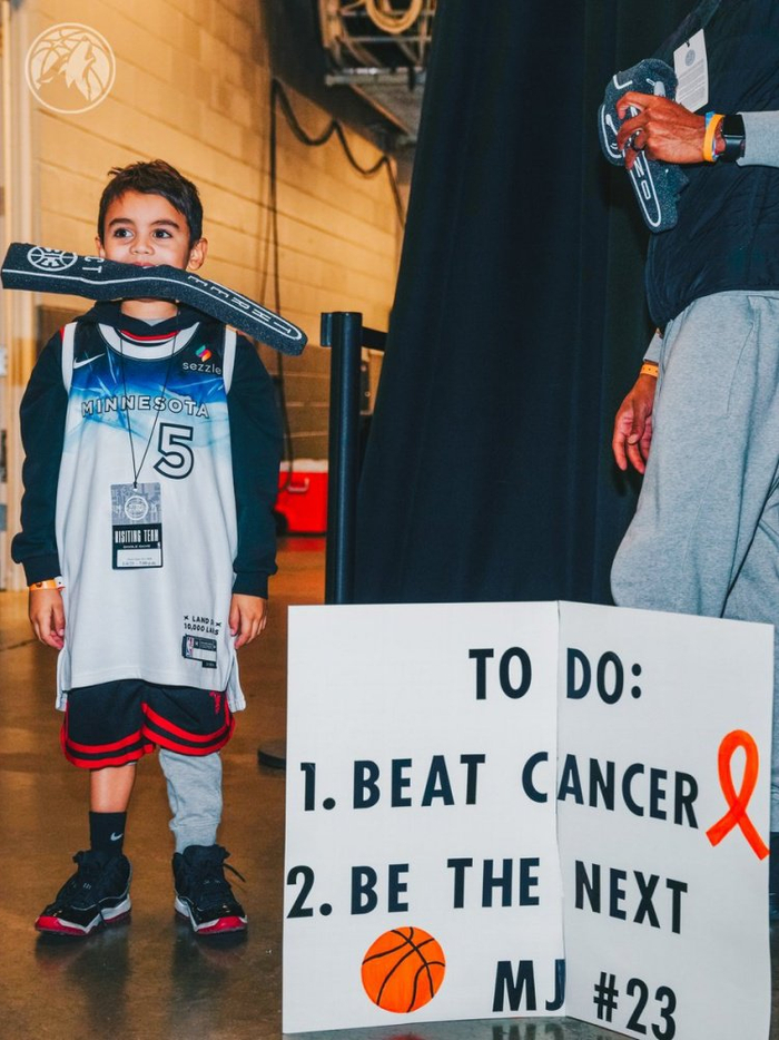 爱德华兹佩戴橙色手环