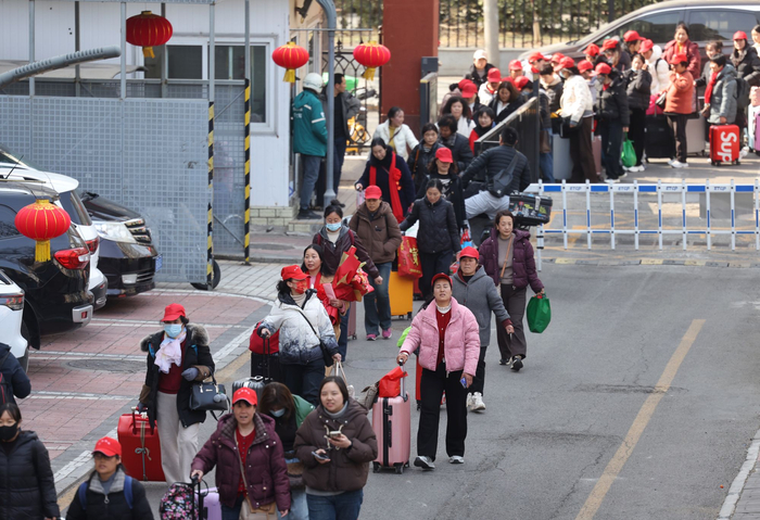 家政员到家政公司报到。新京报记者 王贵彬 摄