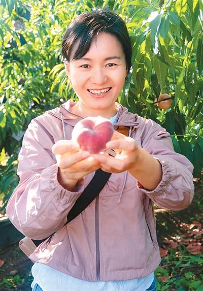 岳巧云介绍平谷大桃。