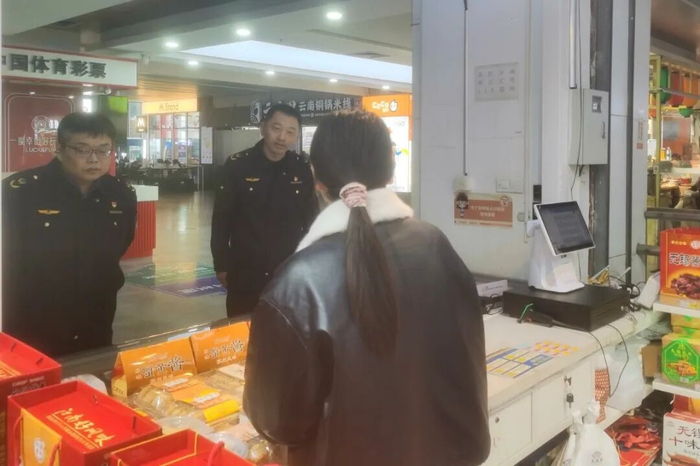图为2月21日（正月初五）市市场监管局价格监管人员在无锡火车站检查一商户的价格行为。