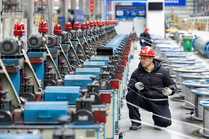 2月24日，工人在位于江苏省泰州市海陵区的江苏金桥焊材科技有限公司生产线上忙碌。新华社发（汤德宏 摄）