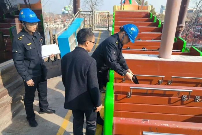 图为2月16日（除夕）滨湖区市场监管局特种设备安全监管人员检查融创乐园大型游乐设施压杆装置。