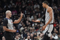 文班亚马：尚帕尼在场上态度无可挑剔 他完美接受了自己的角色