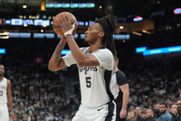 文班亚马：卡斯尔清楚自己的角色 面对他的防守对手运球都很难