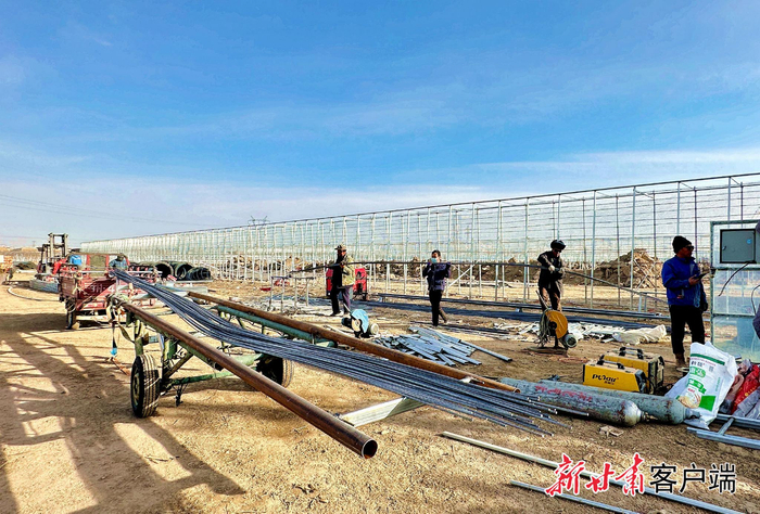 日光温室大棚建设现场。本文图片均由新甘肃·甘肃日报记者 金奉乾摄