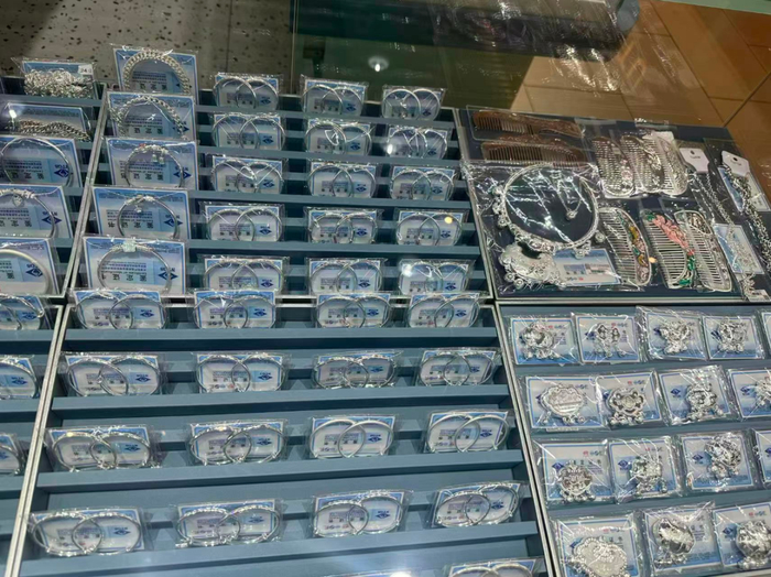 柜台里展示的白银饰品。本报记者 董添 摄