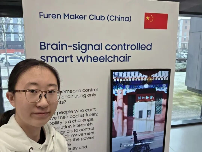 北京市第十三中学高二学生王宸悦向来自世界各地的同龄人展示她参与研发的“基于ADS脑电控制AI智慧轮椅系统”。受访者供图
