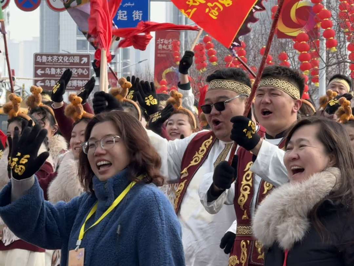 各族群众观看社火表演。杨泽宇摄