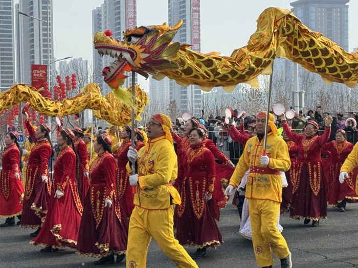 身穿民族服饰的社火巡游队伍。杨泽宇摄