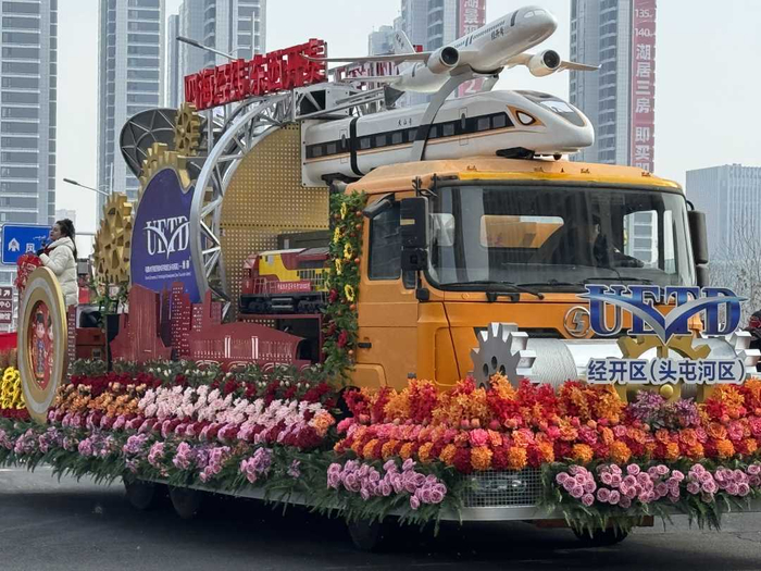 经开区的巡游花车。杨泽宇摄