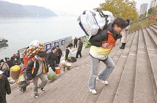 　　　今年2月，重庆市忠县检察院检察官和社工组织帮教少年帮助菜农卖菜。　本报通讯员江泳摄