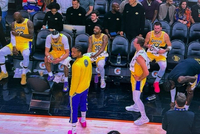 胜过千言万语！湖媒发替补席图：詹东分坐两端 全员沉默&amp;保持距离