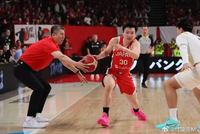 郭士强疑似触球未吹T？日网友：篮球不是5个人打？教练包夹不公平