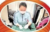 杨胜云正在整理衣物。（受访者供图）