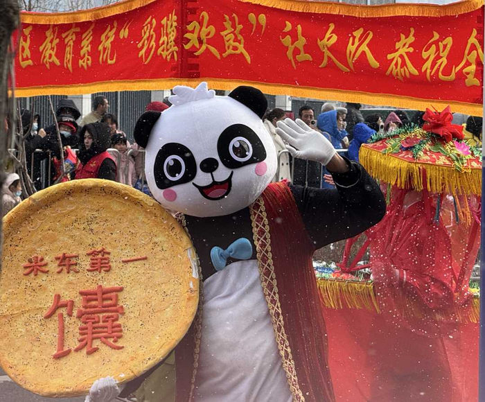 当日米东区巡游队伍中的特色展示。杨泽宇摄