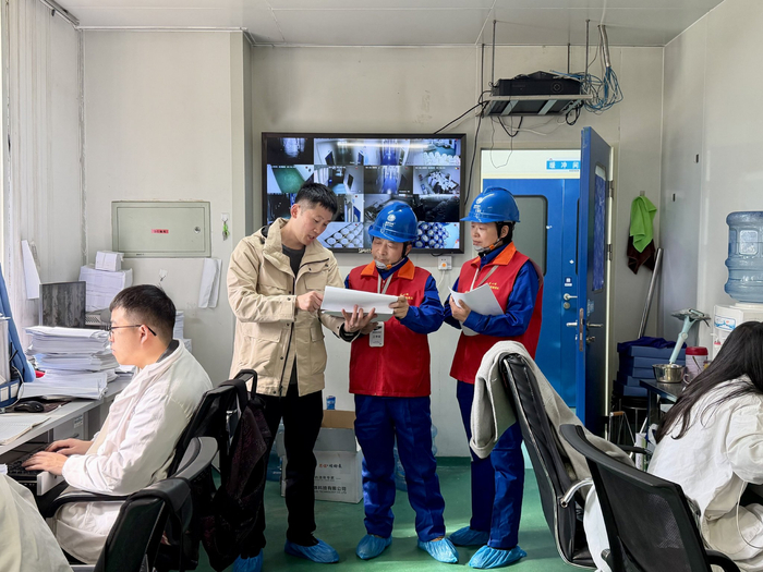 图为国网成都市温江供电公司“电管家”团队在四川百利药业有限责任公司了解复工复产后的用电需求