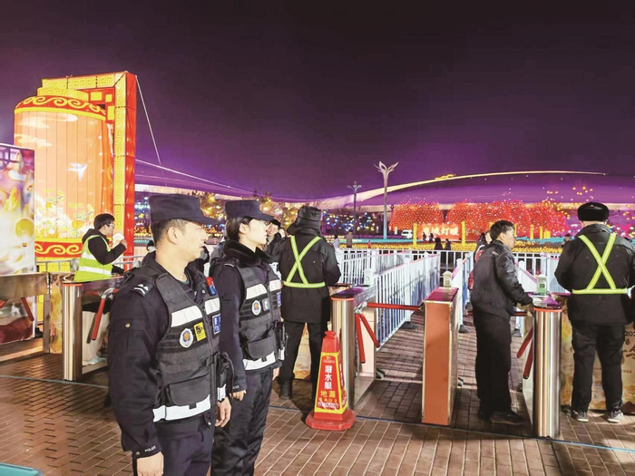 春节期间，包头公安辅警在鹿城灯会执勤。