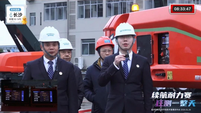 ▲宁乡公证处工作人员、中南大学胡军科教授和