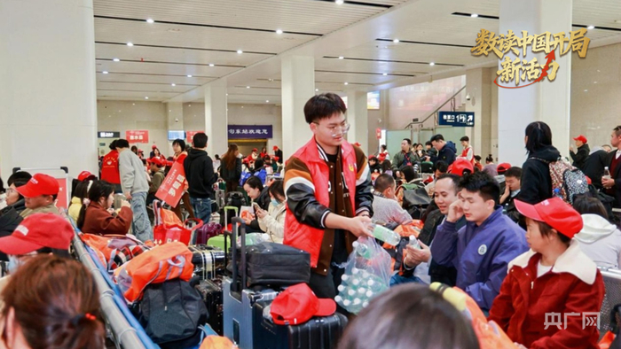 务工群众在工作人员的引导下有序候车（央广网发 牟泗亭 摄）